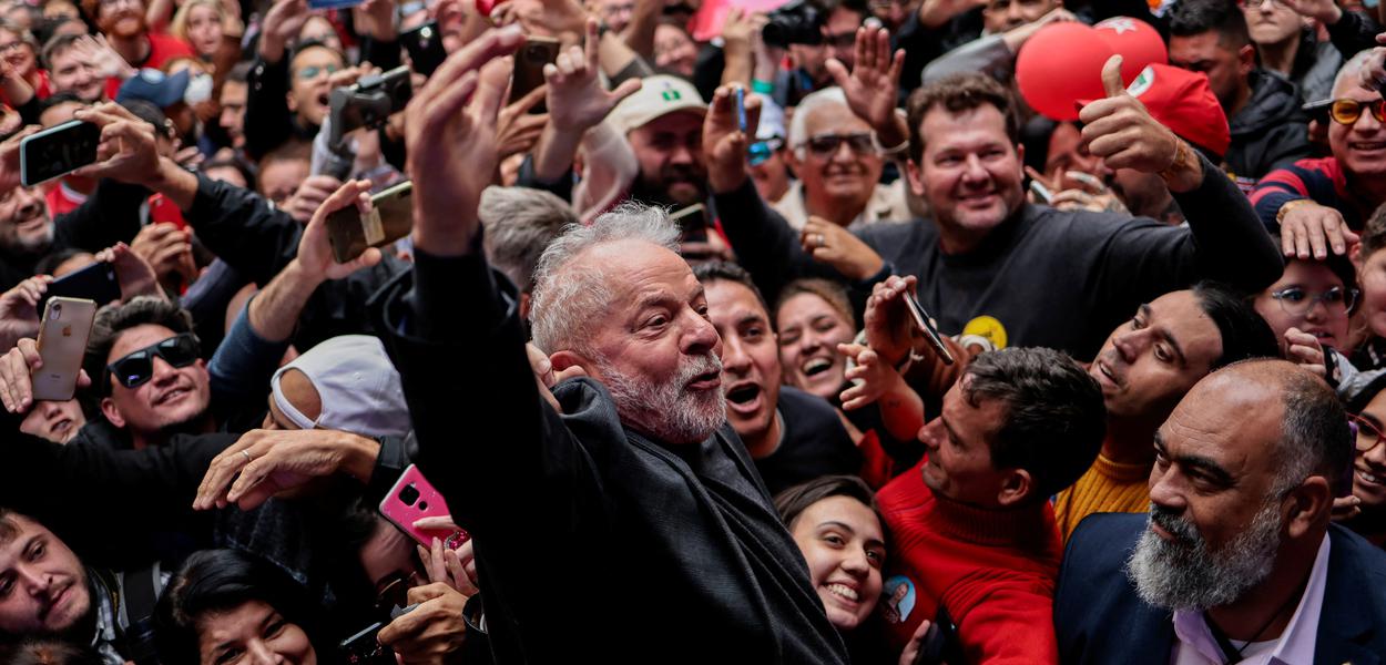 Ex-presidente Luiz Inácio Lula da Silva durante comício em Curitiba