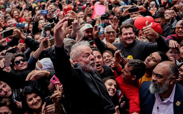 Ex-presidente Luiz Inácio Lula da Silva durante comício em Curitiba