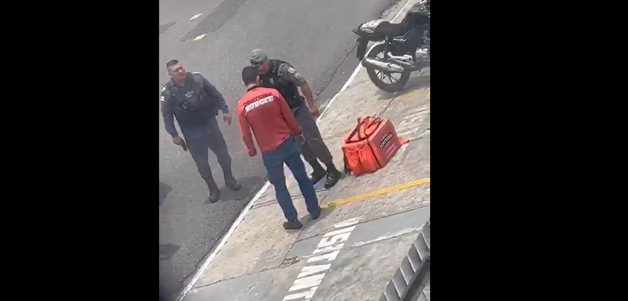Motoboy é alvo de truculência da PM em Manaus
