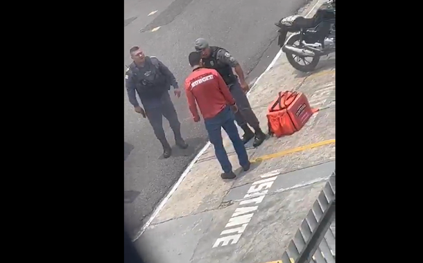 Motoboy é alvo de truculência da PM em Manaus