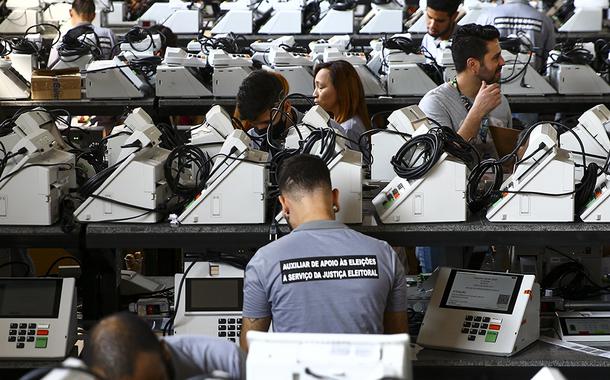 Técnicos do TRE-DF realizam a conferência e a lacração de urnas eletrônicas para o 1º turno das Eleições 2022.