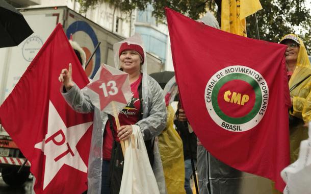 Militantes fazem bandeiraço no centro de São Paulo