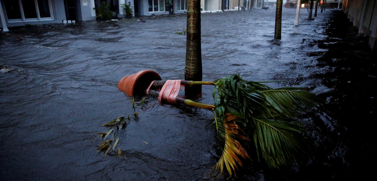 Rua alagada em Fort Myers, na Flórida