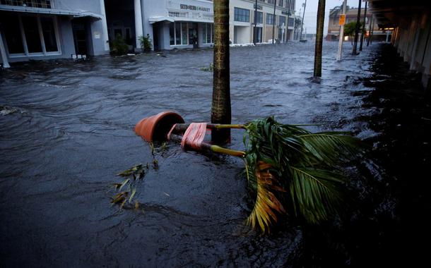 Rua alagada em Fort Myers, na Flórida
