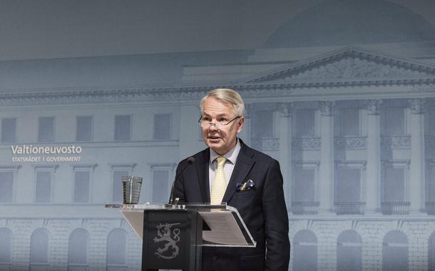 O ministro das Relações Exteriores da Finlândia, Pekka Haavisto, em entrevista coletiva sobre a resolução do governo sobre entrada de turistas russos no país