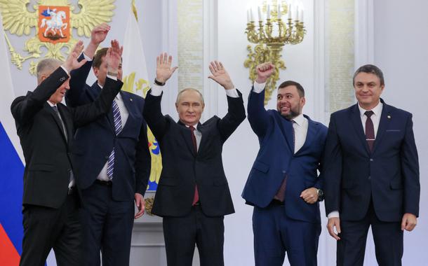 Vladimir Putin junto de Denis Pushilin, Leonid Pasechnik, Vladimir Saldo e Yevgeny Balitsky ao anunciar anexação de regiões ucranianas