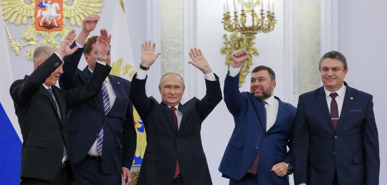 Vladimir Putin junto de Denis Pushilin, Leonid Pasechnik, Vladimir Saldo e Yevgeny Balitsky ao anunciar anexação de regiões ucranianas