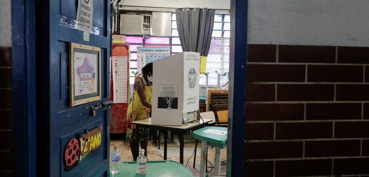 Mulher vota em seção eleitoral no Rio de Janeiro em 2020