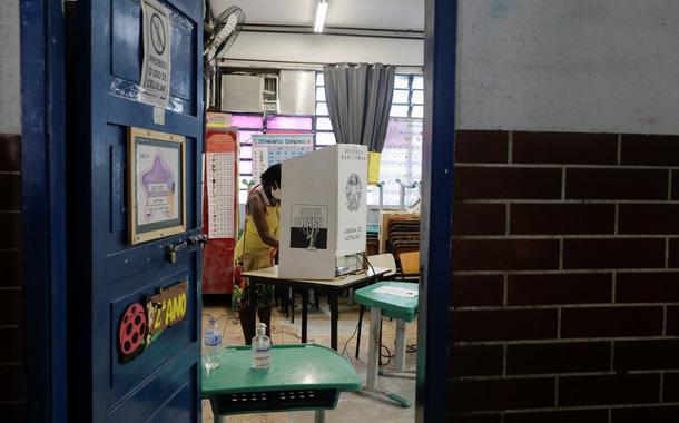 Mulher vota em seção eleitoral no Rio de Janeiro em 2020