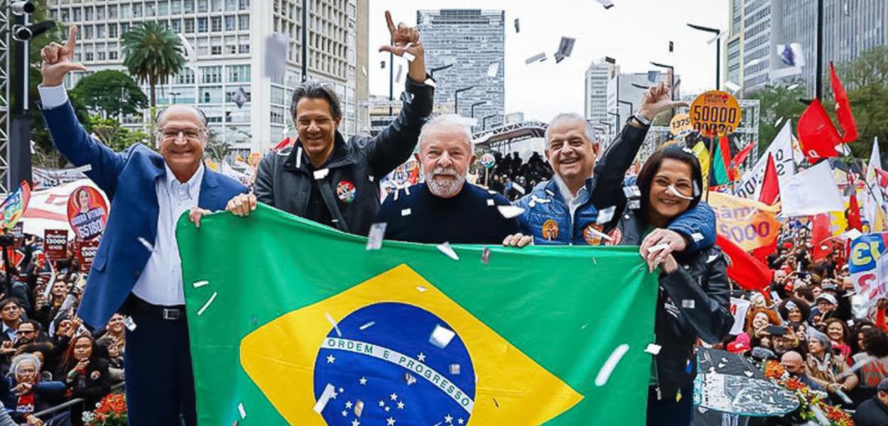 Da esq.: para a dir: Geraldo Alckmin, Fernando Haddad, Luiz Inácio Lula da Silva, Márcio França e Lúcia França, candidata a vice do PT na disputa pelo governo estadual (Foto: Divulgação) Da esq.: para a dir: Geraldo Alckmin, Fernando Haddad, Luiz Inácio Lula da Silva, Márcio França e Lúcia França, candidata a vice do PT na disputa pelo governo estadual