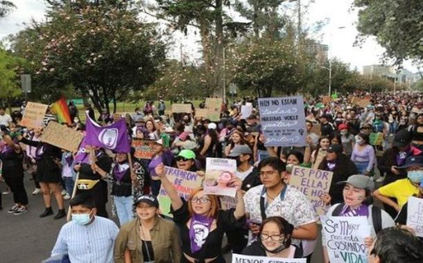Manifestação contra feminicídios no Equador