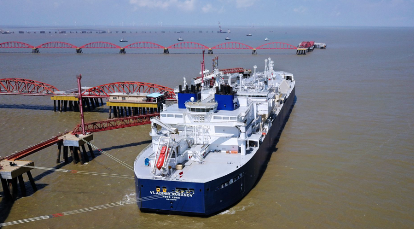 Uma embarcação transportando carga de gás natural liquefeito (GNL), do projeto Yamal GNL da Rússia, é vista no Terminal Rudong GNL, em Nantong, província de Jiangsu, China, em 18 de julho de 2018.