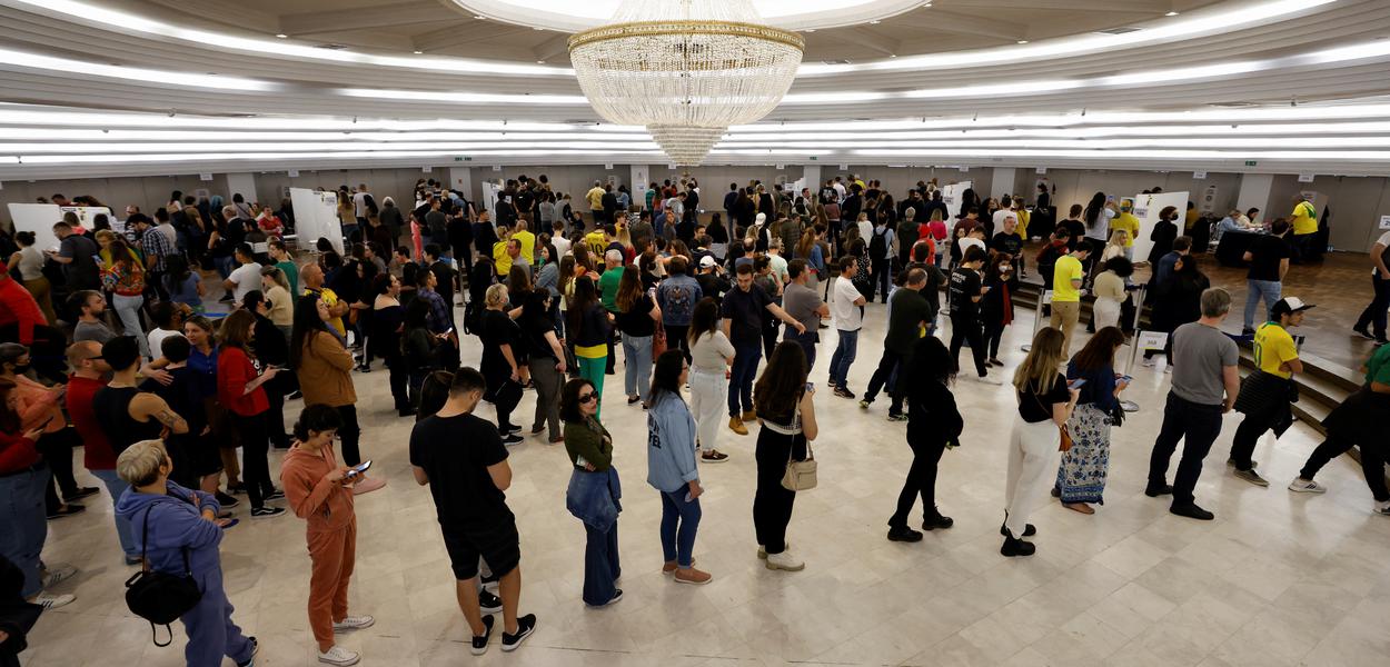 Pessoas fazem fila para votação em clube em Curitiba