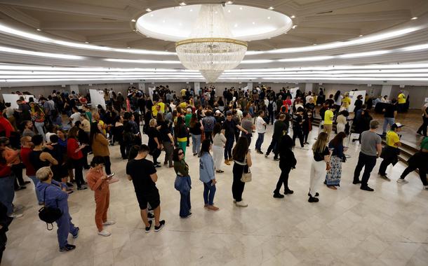 Pessoas fazem fila para votação em clube em Curitiba