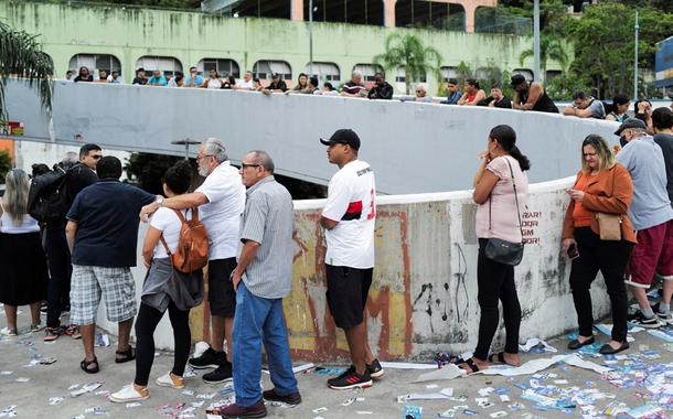 Fila de eleitores para votar em seção na Rocinha, no Rio de Janeiro 02/10/2022