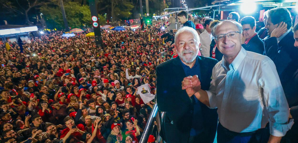 Luiz Inácio Lula da Silva (terno escuro) e Geraldo Alckmin