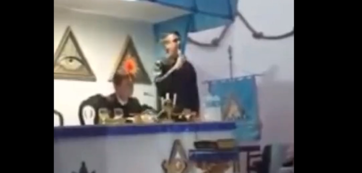 Jair Bolsonaro discursa durante evento em maçonaria