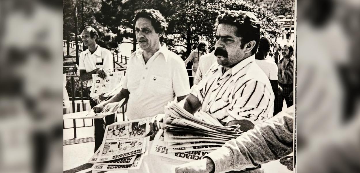 Fernando Henrique Cardoso e Luiz Inácio Lula da Silva em ato contra a Ditadura Militar (1964-1985)