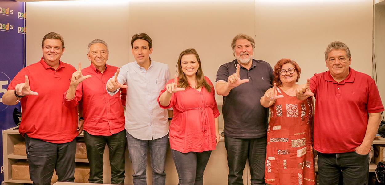 Marília Arraes (à quarta, da esq. para a dir.)