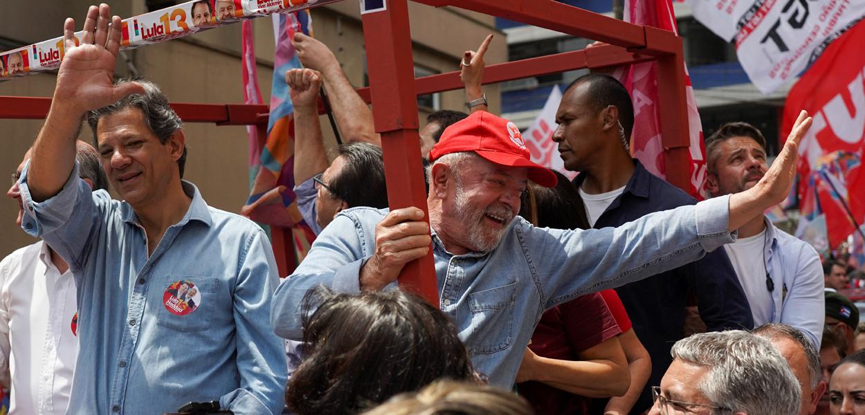 Lula acena a apoiadores em São Bernardo do Campo, na Grande São Paulo