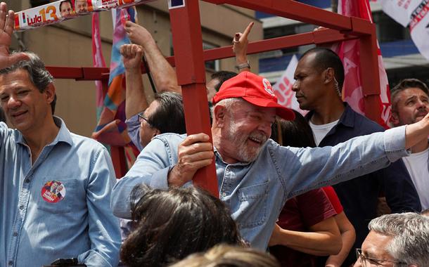 Lula acena a apoiadores em São Bernardo do Campo, na Grande São Paulo