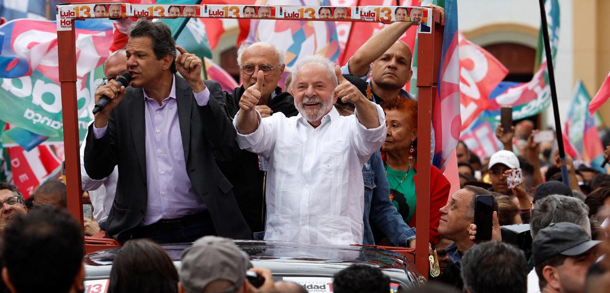 Ex-presidente Luiz Inácio Lula da Silva acena durante caminhada de campanha em Guarulhos 07/10/2022