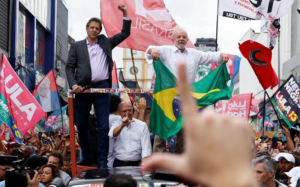 Haddad e Lula durante evento de campanha em Guarulhos 7/10/2022