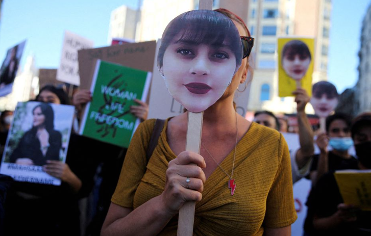 Manifestantes se reúnem em apoio às mulheres iranianas e contra a morte de Mahsa Amini na praça Callao, em Madri, Espanha, em 1º de outubro de 2022.