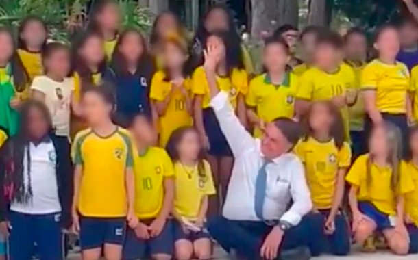 Bolsonaro e alunos de escola em Brasília: vídeo para campanha política gravado sem autorização dos pais