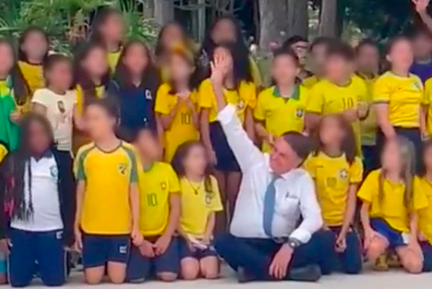 Bolsonaro e alunos de escola em Brasília: vídeo para campanha política gravado sem autorização dos pais