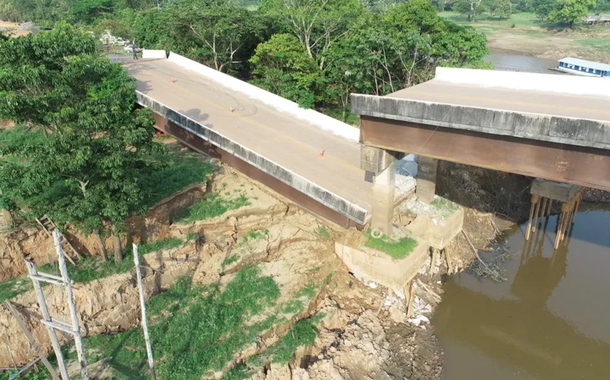 Ponte sobe o rio Autaz Mirim, no Amazonas