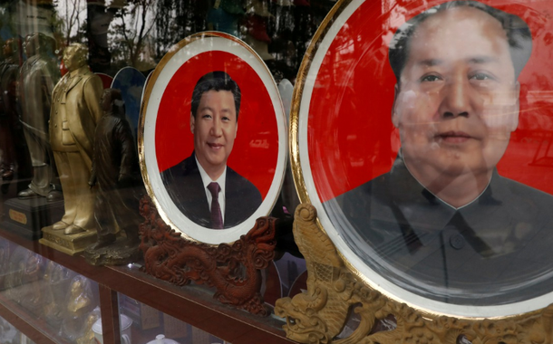 Placas de lembrança com imagens do falecido presidente chinês Mao Zedong (D) e do atual presidente chinês, Xi Jinping, são vistas em Pequim, China, 21 de outubro de 2017.