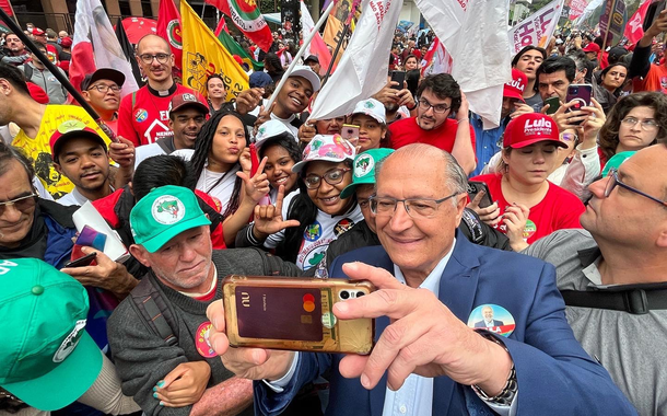 Geraldo Alckmin com eleitores