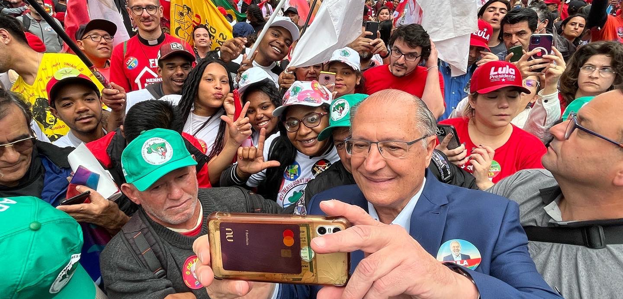 Geraldo Alckmin com eleitores