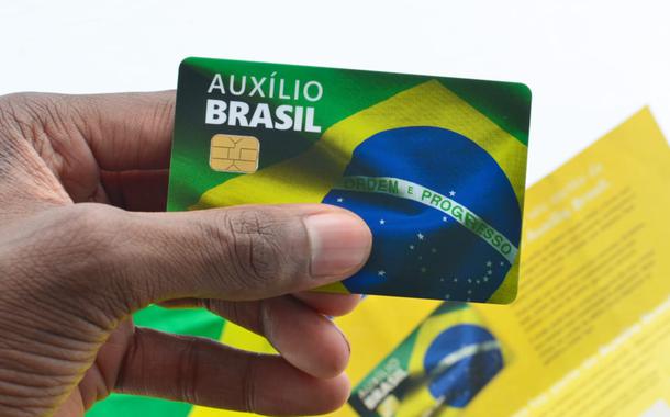 Cartão Auxílio Brasil com bandeira do Brasil