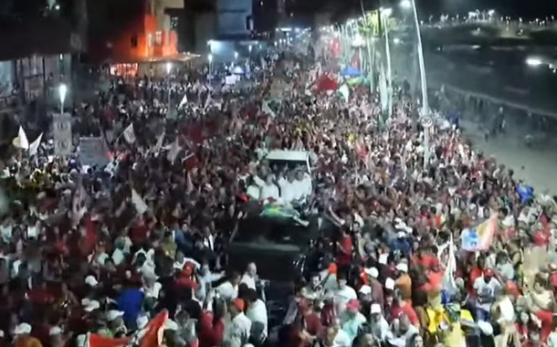 Lula arrasta multidão em Salvador
