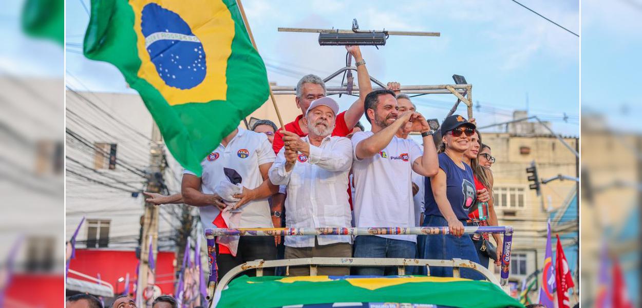 Luiz Inácio Lula da Silva durante carreata em Alagoas