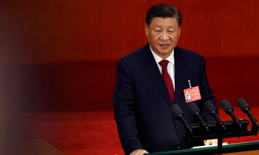O presidente chinês Xi Jinping fala durante a cerimônia de abertura do 20º Congresso Nacional do Partido Comunista da China, no Grande Salão do Povo, em Pequim, China, em 16 de outubro de 2022.