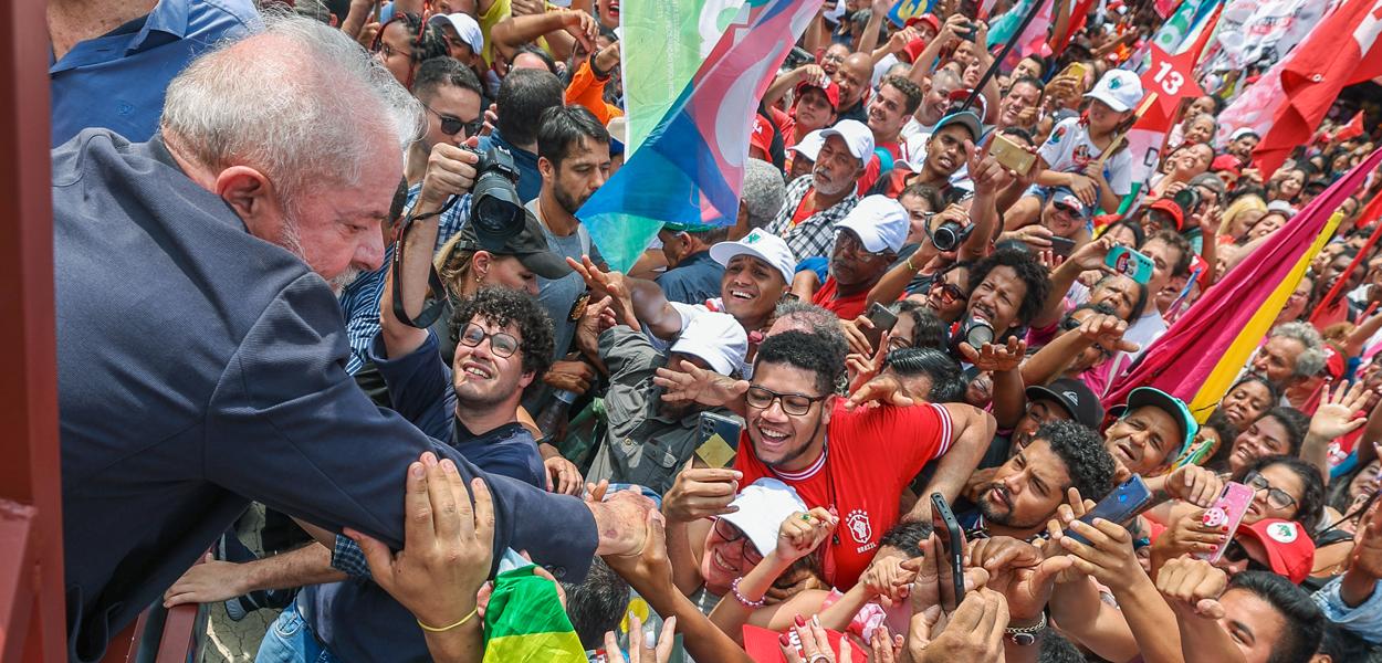 Lula, Alckmin e Haddad participam da caminhada Brasil da Esperança, em São Mateus, zona leste da capital paulista, pela Avenida Mateo Bei. 17/10/2022