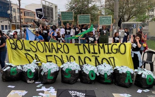 Estudantes protestam contra cortes nos recursos das universidades