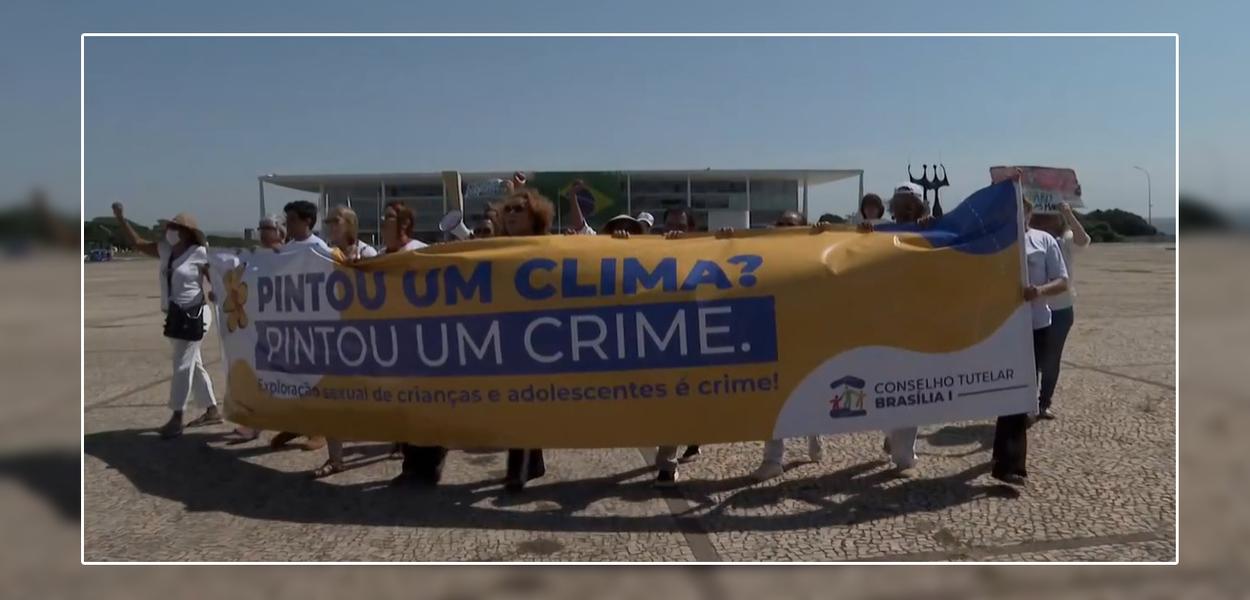 Manifestação em Brasília contra declarações de Jair Bolsonaro sobre adolescentes