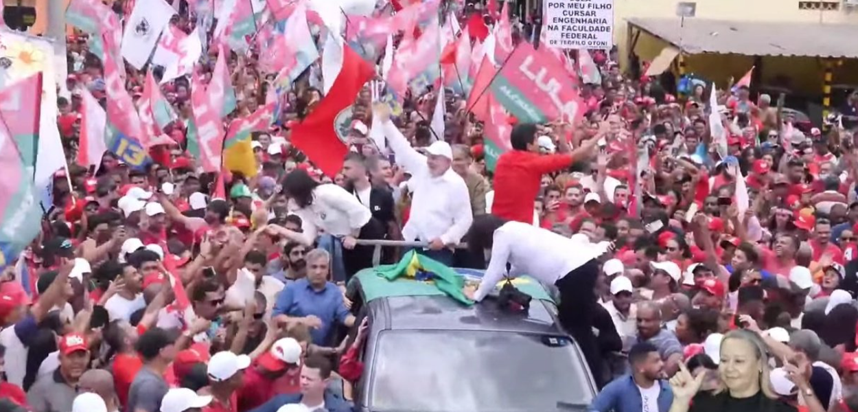 Lula durante caminhada em Teófilo Otoni (Foto: Reprodução) Lula durante caminhada em Teófilo Otoni