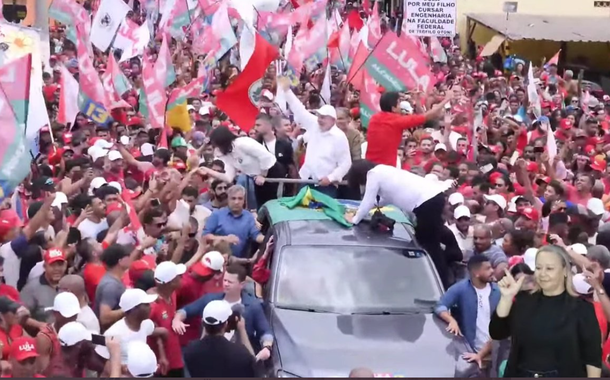 Lula durante caminhada em Teófilo Otoni