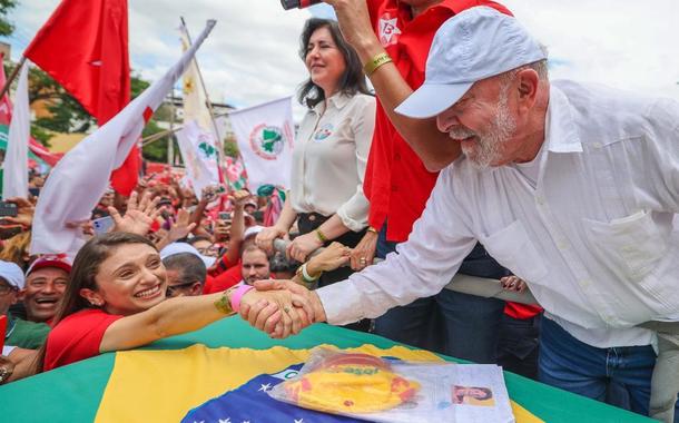 Luiz Inácio Lula da Silva (boné branco)