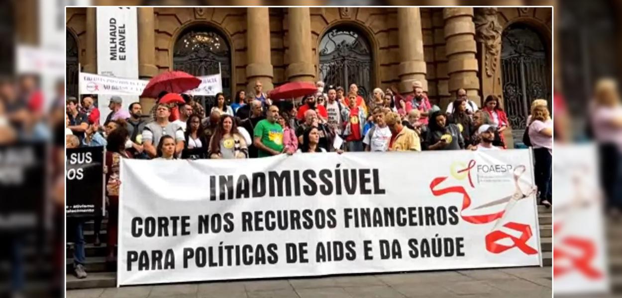 Manifestantes fazem protesto em frente ao Theatro Municipal de São Paulo contra os cortes na saúde do governo Jair Bolsonaro