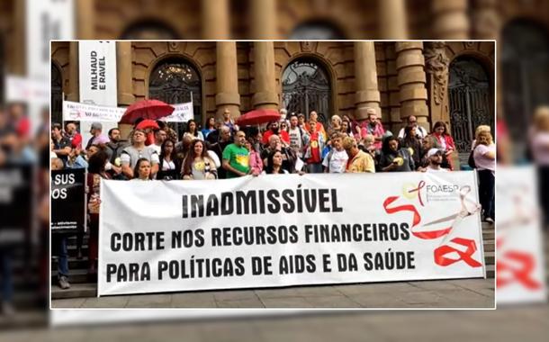 Manifestantes fazem protesto em frente ao Theatro Municipal de São Paulo contra os cortes na saúde do governo Jair Bolsonaro