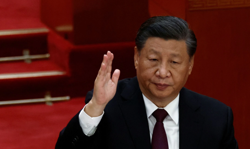 O ex-presidente chinês Hu Jintao deixa seu assento ao lado do presidente chinês Xi Jinping durante a cerimônia de encerramento do 20º Congresso Nacional do Partido Comunista da China, no Grande Salão do Povo em Pequim, China, em 22 de outubro de 2022.