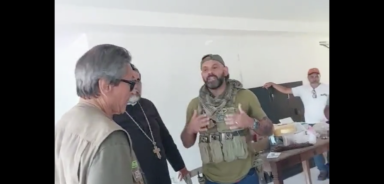 Roberto Jefferson negocia com policial