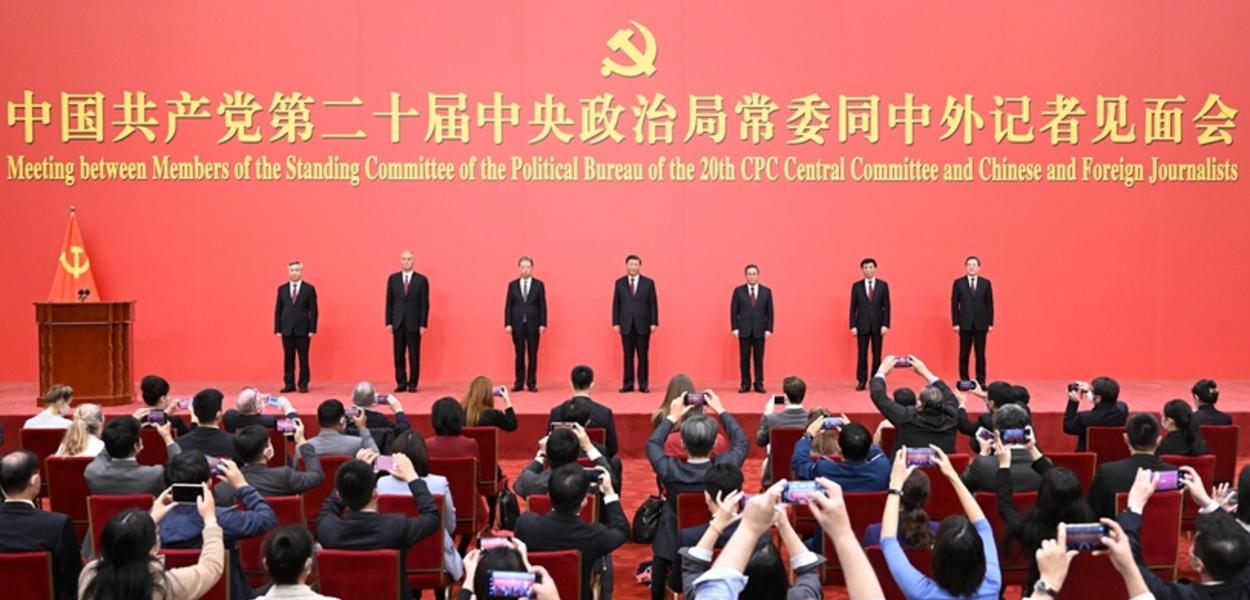 (221023) -- BEIJING, Oct. 23, 2022 (Xinhua) -- Xi Jinping, general secretary of the Communist Party of China (CPC) Central Committee, and the other newly elected members of the Standing Committee of the Political Bureau of the 20th CPC Central Committee Li Qiang, Zhao Leji, Wang Huning, Cai Qi, Ding Xuexiang and Li Xi, meet the press at the Great Hall of the People in Beijing, capital of China, Oct. 23, 2022. (Xinhua/Shen Hong)