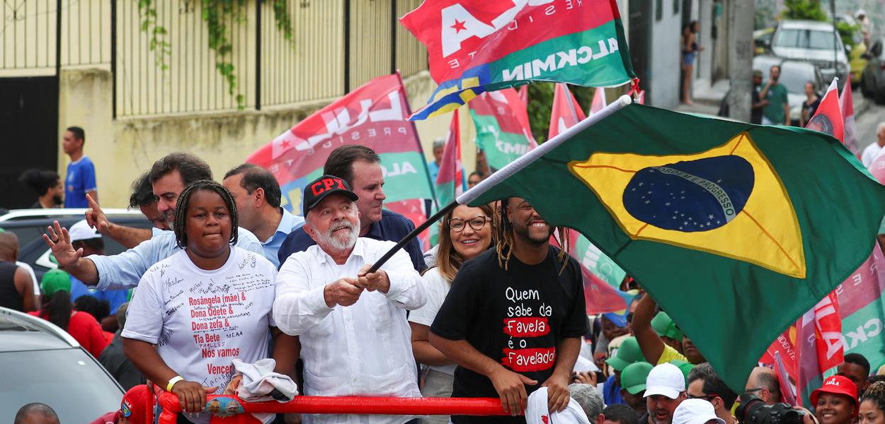 Lula faz ato de campanha no Complexo do Alemão no Rio de Janeiro